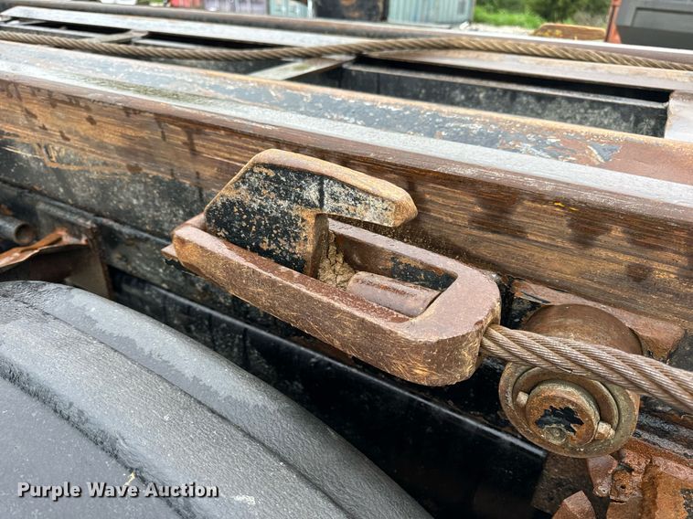 image for item DV1995 2017 Western Star 4700SF roll-off container truck