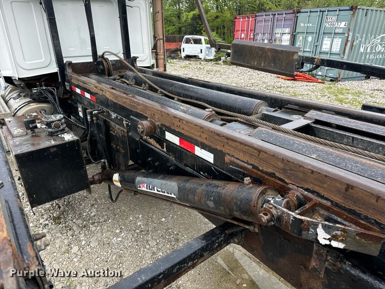 image for item DV1995 2017 Western Star 4700SF roll-off container truck