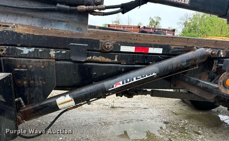 image for item DV1995 2017 Western Star 4700SF roll-off container truck