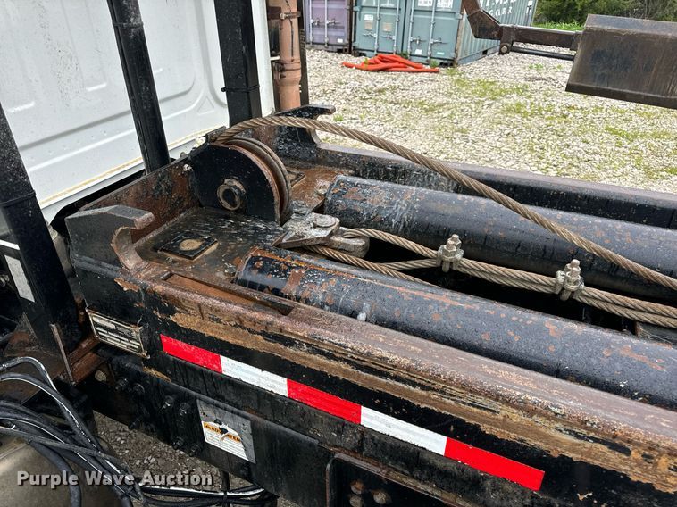 image for item DV1995 2017 Western Star 4700SF roll-off container truck