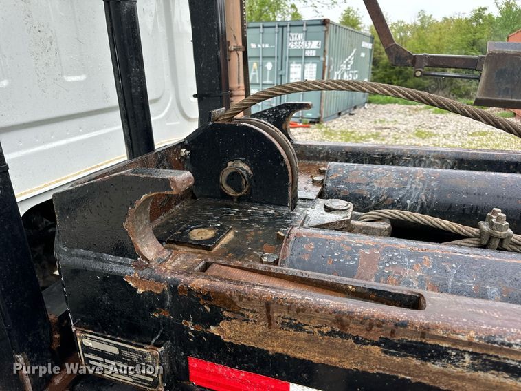 image for item DV1995 2017 Western Star 4700SF roll-off container truck