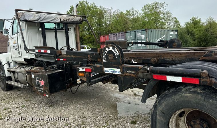 image for item DV1995 2017 Western Star 4700SF roll-off container truck