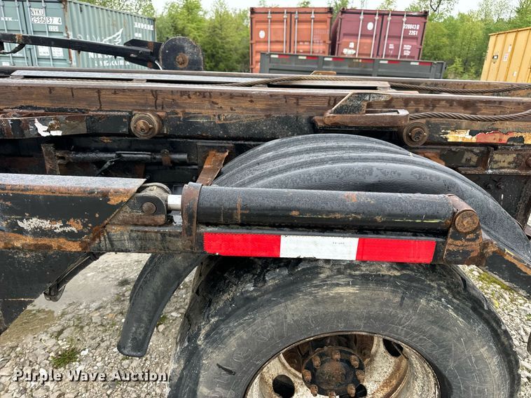 image for item DV1995 2017 Western Star 4700SF roll-off container truck