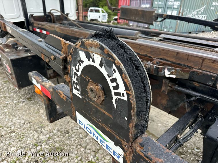 image for item DV1995 2017 Western Star 4700SF roll-off container truck