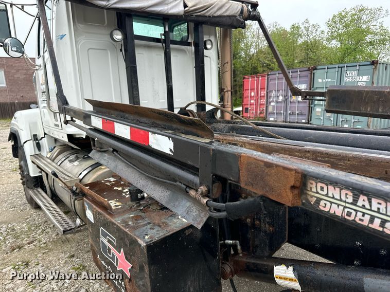 image for item DV1995 2017 Western Star 4700SF roll-off container truck