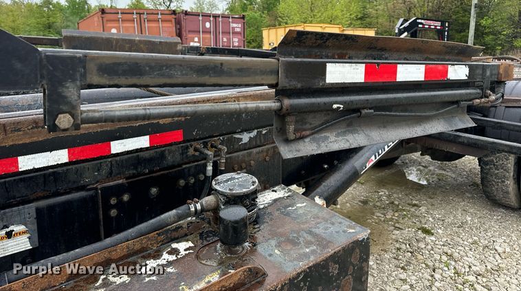 image for item DV1995 2017 Western Star 4700SF roll-off container truck