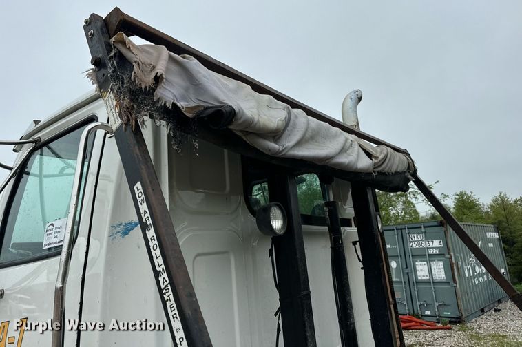 image for item DV1995 2017 Western Star 4700SF roll-off container truck