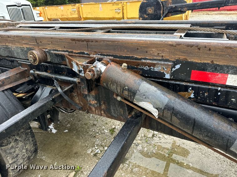 image for item DV1995 2017 Western Star 4700SF roll-off container truck