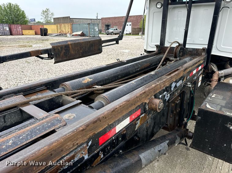 image for item DV1995 2017 Western Star 4700SF roll-off container truck