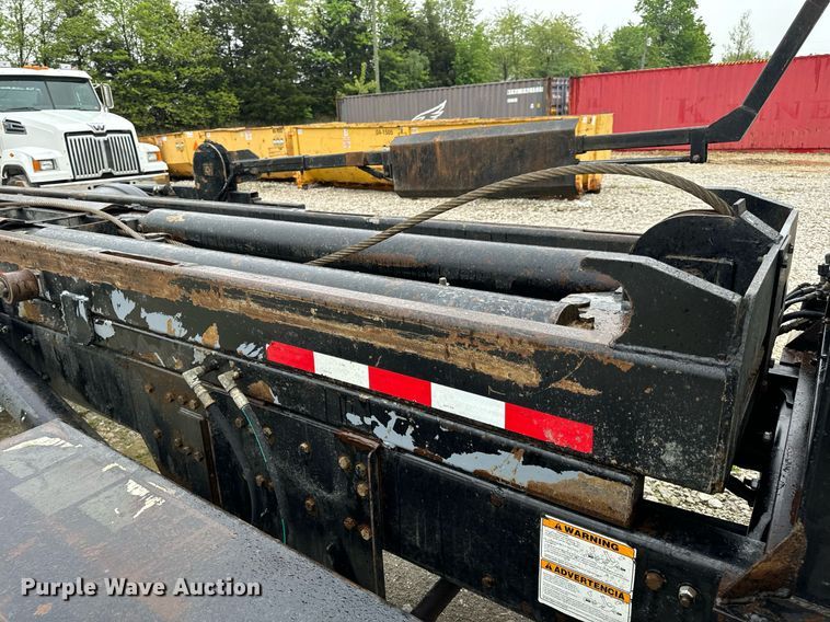 image for item DV1995 2017 Western Star 4700SF roll-off container truck