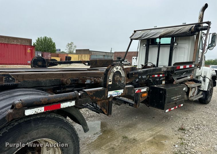 image for item DV1995 2017 Western Star 4700SF roll-off container truck