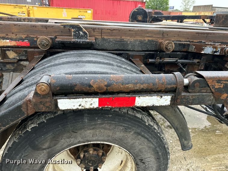 image for item DV1995 2017 Western Star 4700SF roll-off container truck