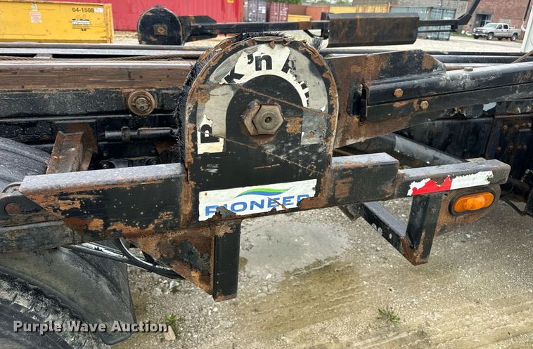 image for item DV1995 2017 Western Star 4700SF roll-off container truck