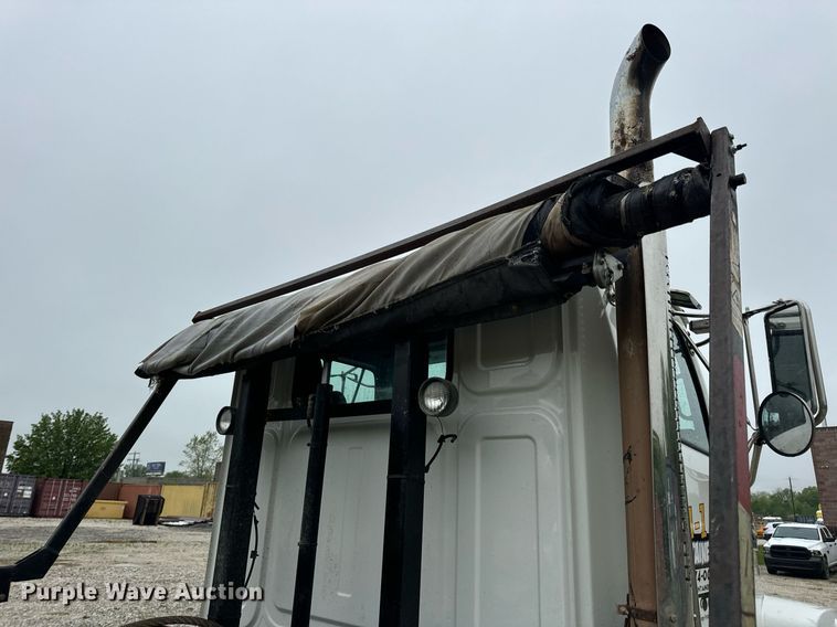 image for item DV1995 2017 Western Star 4700SF roll-off container truck