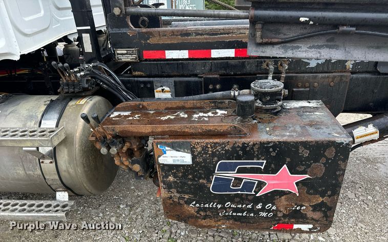 image for item DV1995 2017 Western Star 4700SF roll-off container truck