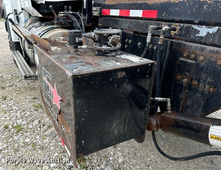 image for item DV1995 2017 Western Star 4700SF roll-off container truck