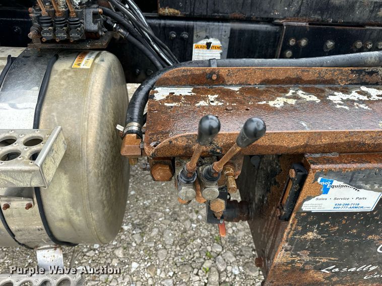 image for item DV1995 2017 Western Star 4700SF roll-off container truck