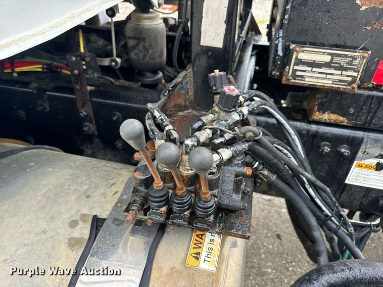 image for item DV1995 2017 Western Star 4700SF roll-off container truck