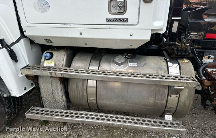 image for item DV1995 2017 Western Star 4700SF roll-off container truck