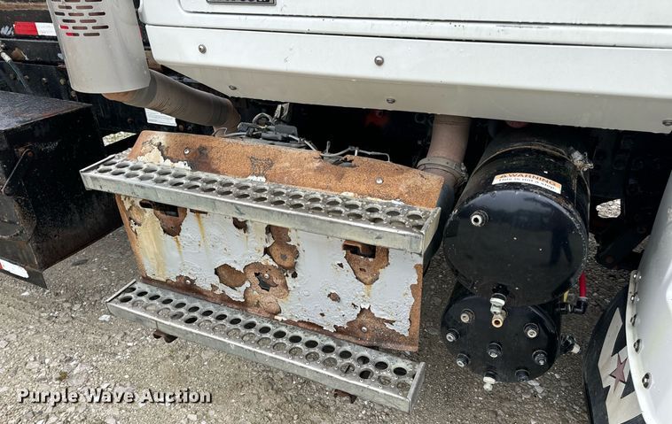 image for item DV1995 2017 Western Star 4700SF roll-off container truck