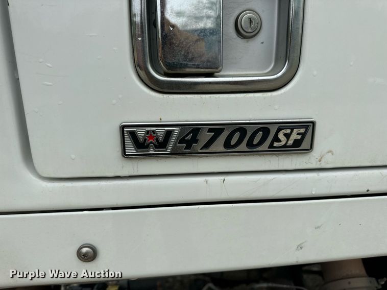 image for item DV1995 2017 Western Star 4700SF roll-off container truck