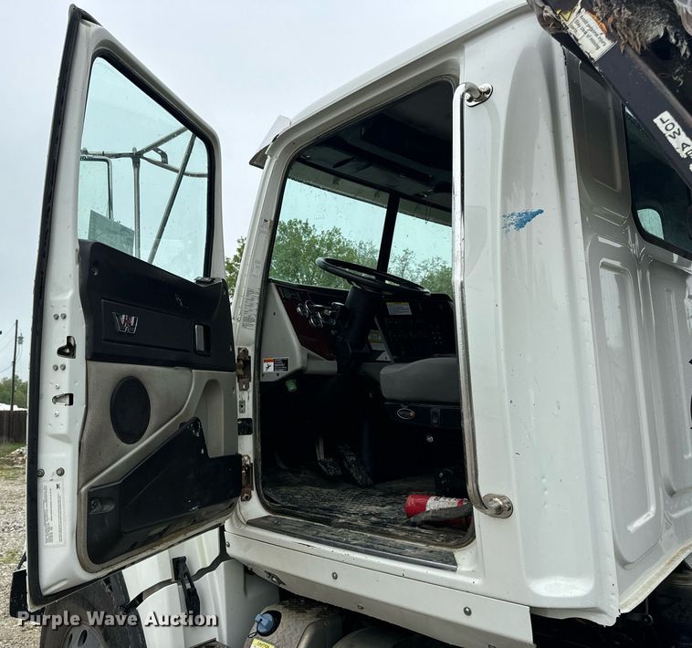 image for item DV1995 2017 Western Star 4700SF roll-off container truck