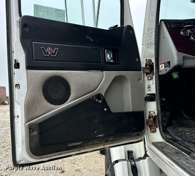 image for item DV1995 2017 Western Star 4700SF roll-off container truck