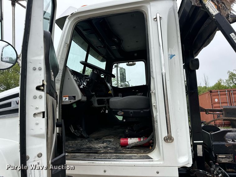 image for item DV1995 2017 Western Star 4700SF roll-off container truck