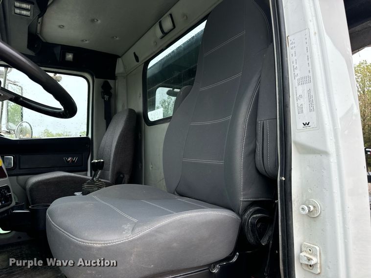 image for item DV1995 2017 Western Star 4700SF roll-off container truck