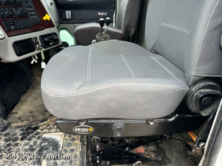 image for item DV1995 2017 Western Star 4700SF roll-off container truck