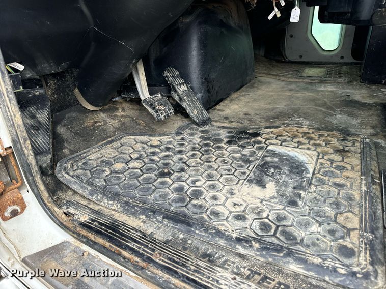 image for item DV1995 2017 Western Star 4700SF roll-off container truck