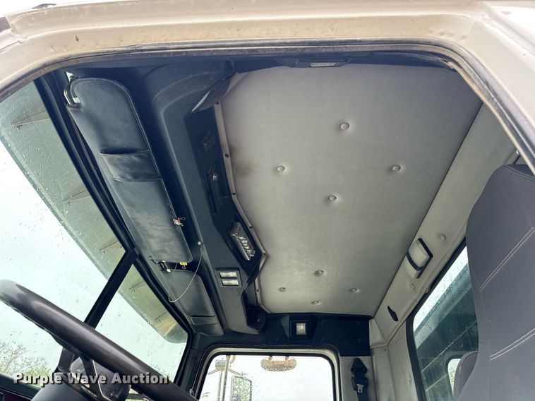 image for item DV1995 2017 Western Star 4700SF roll-off container truck