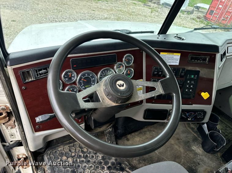 image for item DV1995 2017 Western Star 4700SF roll-off container truck