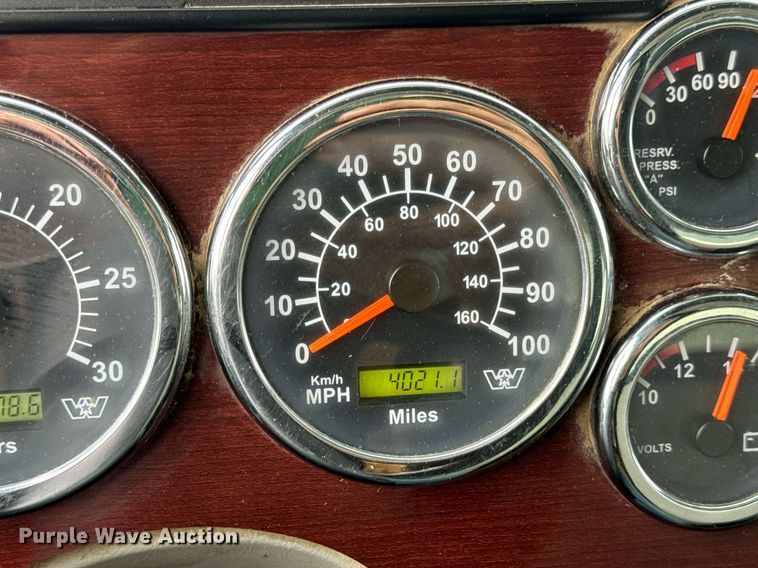 image for item DV1995 2017 Western Star 4700SF roll-off container truck