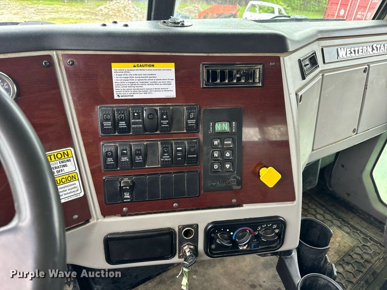 image for item DV1995 2017 Western Star 4700SF roll-off container truck