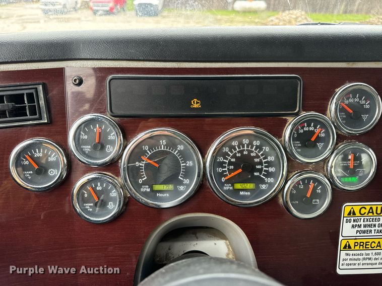 image for item DV1995 2017 Western Star 4700SF roll-off container truck