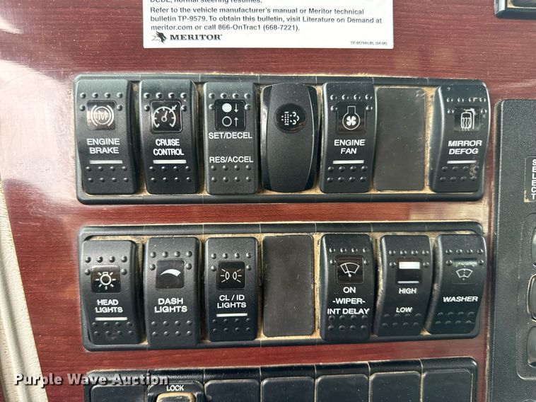 image for item DV1995 2017 Western Star 4700SF roll-off container truck