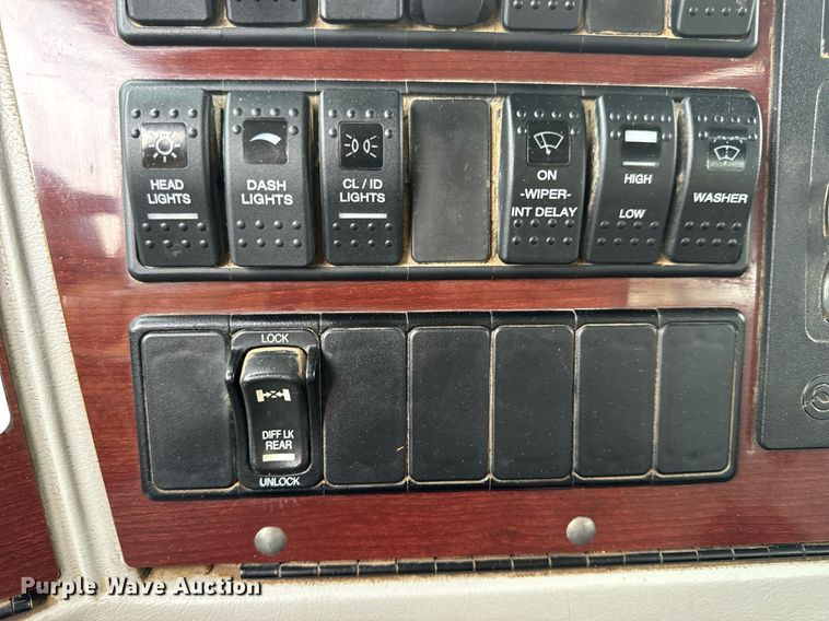 image for item DV1995 2017 Western Star 4700SF roll-off container truck