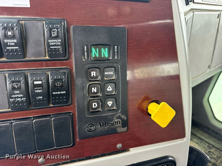 image for item DV1995 2017 Western Star 4700SF roll-off container truck