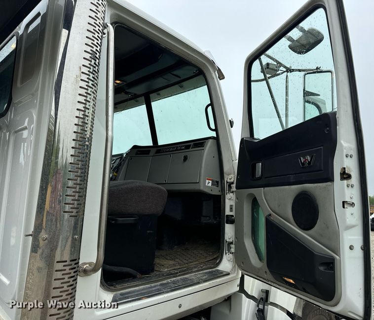 image for item DV1995 2017 Western Star 4700SF roll-off container truck