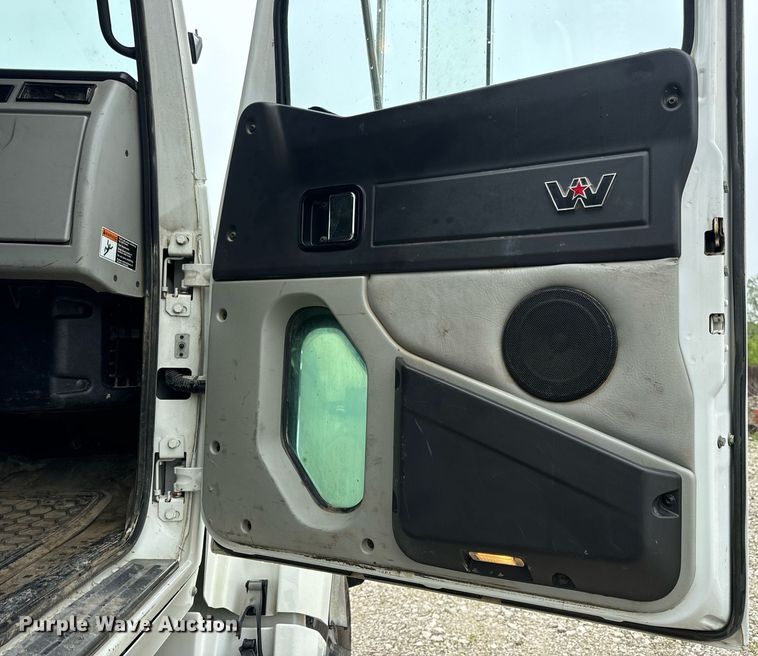 image for item DV1995 2017 Western Star 4700SF roll-off container truck