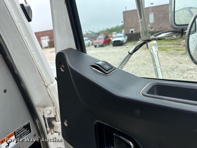 image for item DV1995 2017 Western Star 4700SF roll-off container truck