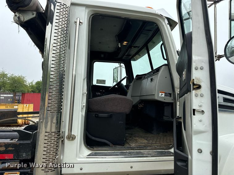 image for item DV1995 2017 Western Star 4700SF roll-off container truck