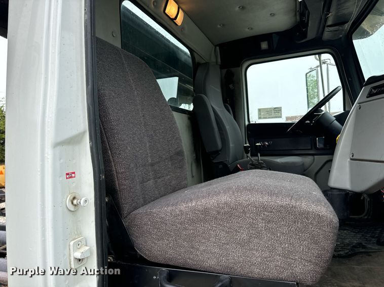 image for item DV1995 2017 Western Star 4700SF roll-off container truck