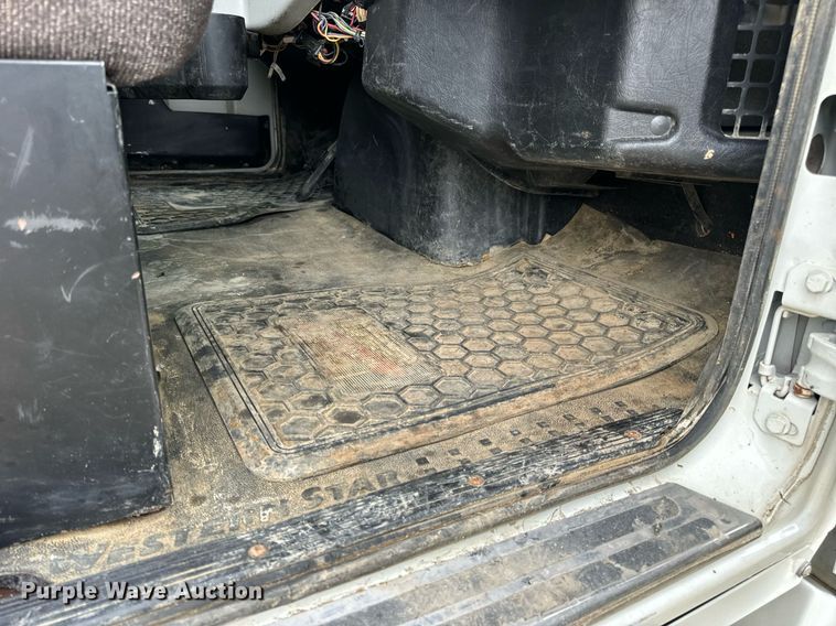 image for item DV1995 2017 Western Star 4700SF roll-off container truck