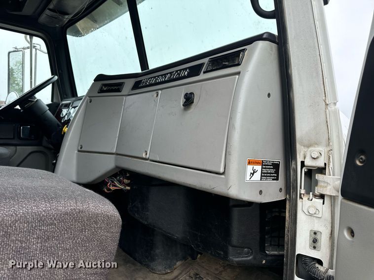 image for item DV1995 2017 Western Star 4700SF roll-off container truck