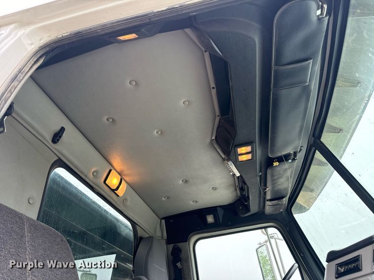 image for item DV1995 2017 Western Star 4700SF roll-off container truck