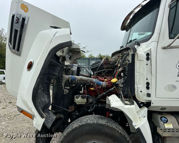 image for item DV1995 2017 Western Star 4700SF roll-off container truck