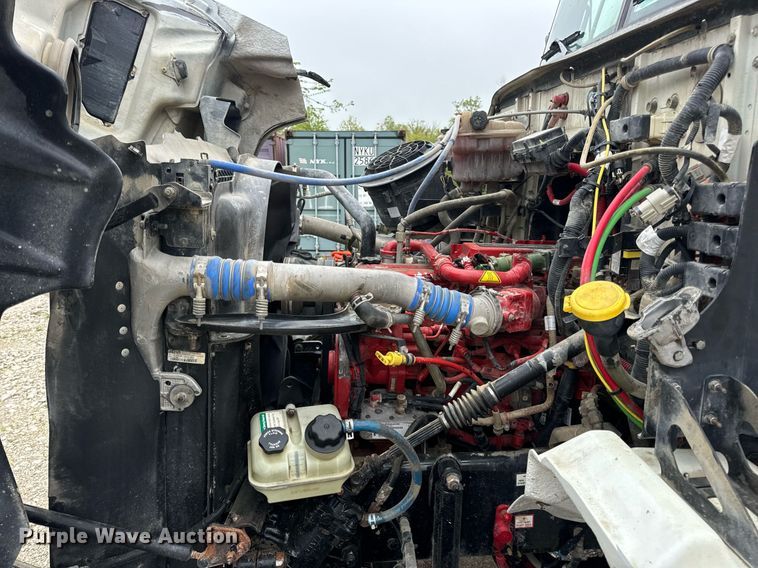 image for item DV1995 2017 Western Star 4700SF roll-off container truck