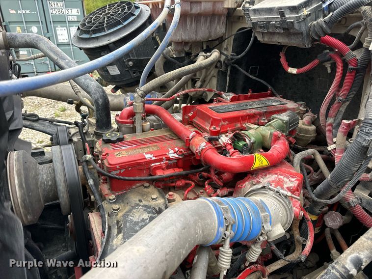 image for item DV1995 2017 Western Star 4700SF roll-off container truck